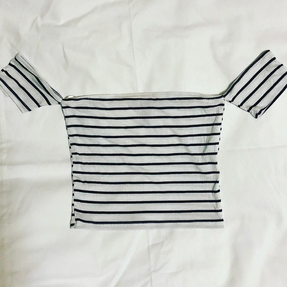 Forever 21 Tops - NWOT FOREVER 21 OFF THE SHOULDER CROP TOP